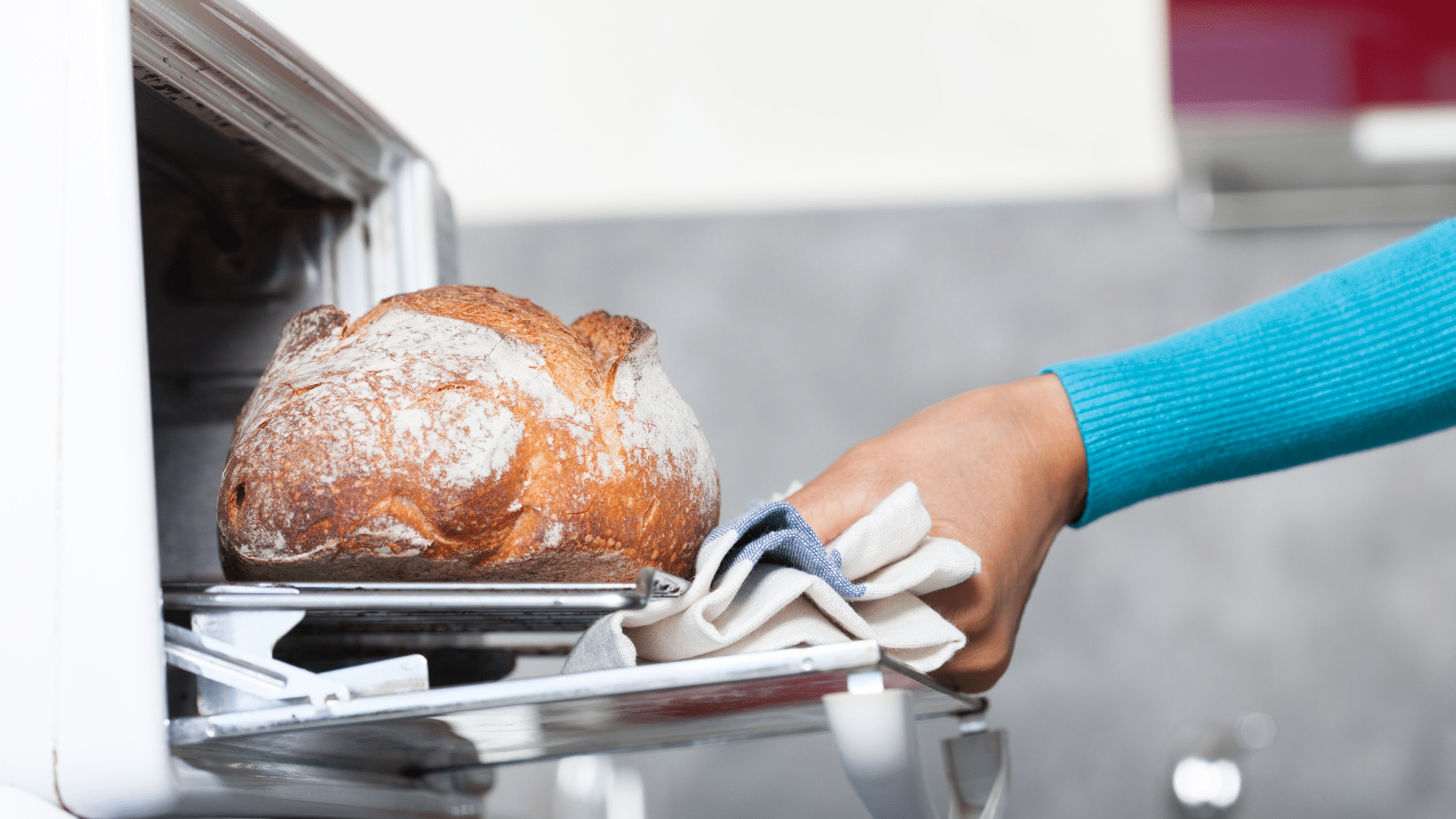 Mezclar ingredientes en la batidora de cocina para hornear pan de