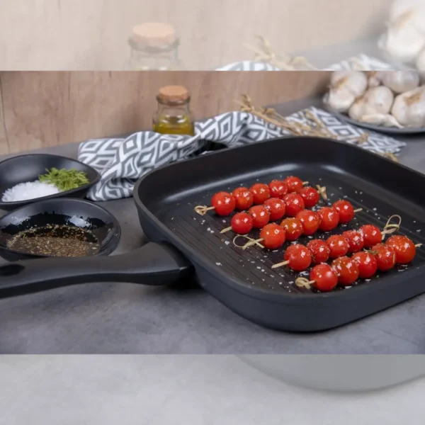 ARCOS Kaula Sartén Grill Antiadherente 28x28 cm – Para Inducción, Gas y Vitrocerámica – Aluminio Forjado Ultraligero con Mango Ergonómico – Apta para Lavavajillas – Color Negro